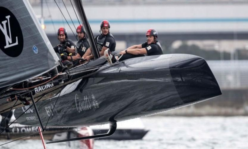 LAND ROVER BAR CONQUISTA LE AMERICA'S CUP WORLD SERIES